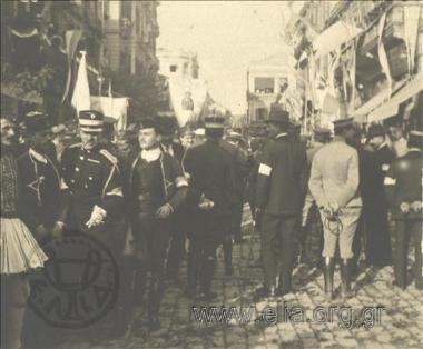 Δρόμος σημαιοστολισμένος, πιθανώς για την υποδοχή του Ελευθερίου Βενιζέλου από τη Γαλλία.
