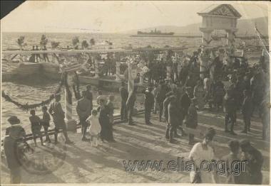 Ιούλιος, προκυμαία σημαιοστολισμένη για την υποδοχή του βασιλιά Κωνσταντίνου Α'.