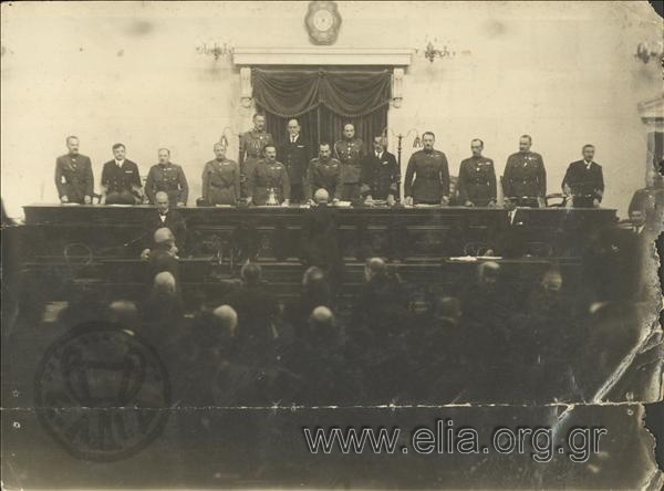 Δίκη των Έξι, οι στρατοδίκες και ο Πρόεδρος, ταξίαρχος Αλέξανδρος Οθωναίος. Διακρίνεται όρθιος (αριστερά) ο ένας από τους κατηγορούμενους, αρχιστράτηγος Γεώργιος Χατζηανέστης.