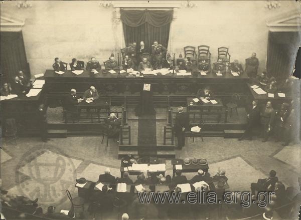 Πανοραμική άποψη της αίθουσας της βουλής κατά την δίκη των έξι. Διακρίνεται ο αρχιστράτηγος Γεώργιος Χατζηανέστης στο βήμα των μαρτύρων.
