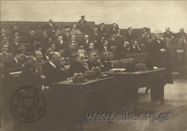 The Trial of Six, the defendants. Petros Protopapadakis is pleading. Sitting on the benches are Nikolaos Theotokis, Xenofon Stratigos, Dimitrios Gounaris, Nikolaos Stratos, Michail Goudas.