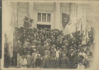 Πολίτες στην είσοδο ναού κατά την ημέρα κάποιου επίσημου εορτασμού.