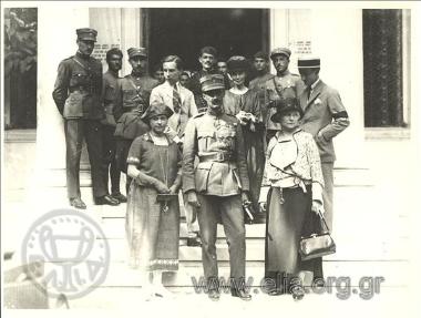 Ο συνταγματάρχης Νικόλαος Πλαστήρας, αρχηγός της Επανάστασης του Στρατού, πλαισιωμένος από πολίτες.