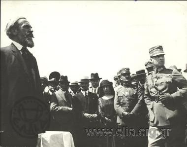 Ο βασιλιάς Γεώργιος Β', ο συνταγματάρχης Στυλιανός Γονατάς και ο υπουργός Διοξιάδης σε επίσημη εκδήλωση.