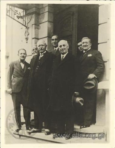 Ο Αλέξανδρος Παπαναστασίου και πολιτικοί στην είσοδο κτιρίου.