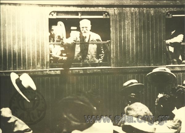 Eleftherios Venizelos at a train window greeting the crowd at the platform