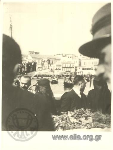 Η Έλενα και ο Σοφοκλής Βενιζέλος δίπλα στη σορό του Ελευθερίου Βενιζέλου την ημέρα της κηδείας του, 29 Μαρτίου.