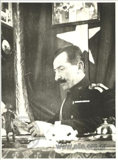 Ο στρατηγός Οθωναίος, προεδρεύων στη δίκη των έξι.