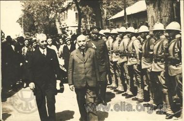 Ο πρωθυπουργός της Τουρκίας Ισμέτ Ινονού υποδεχόμενος στο σιδηροδρομικό σταθμό της Άγκυρας τον Παναγή Τσαλδάρη.