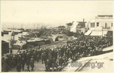 Panagis Tsaldaris arriving at the  sea port in the course of the pre-election campaign