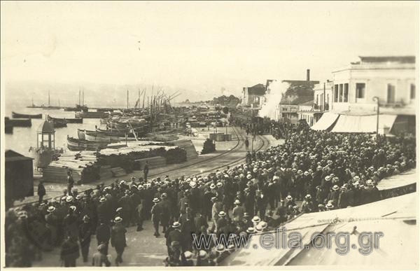 Panagis Tsaldaris arriving at the sea port in the course of the pre-election campaign