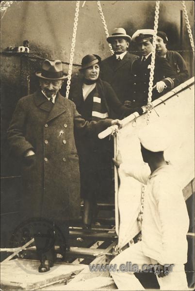 Ο υπουργός Εξωτερικών, Δημήτριος Μάξιμος, αποβιβάζεται σε λιμάνι.