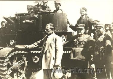 Ο υπουργός Στρατιωτικών, Γεώργιος Κονδύλης, ο στρατηγός Α. Πρωτοσύγγελος και στρατιωτικοί δίπλα σε τεθωρακισμένο όχημα.