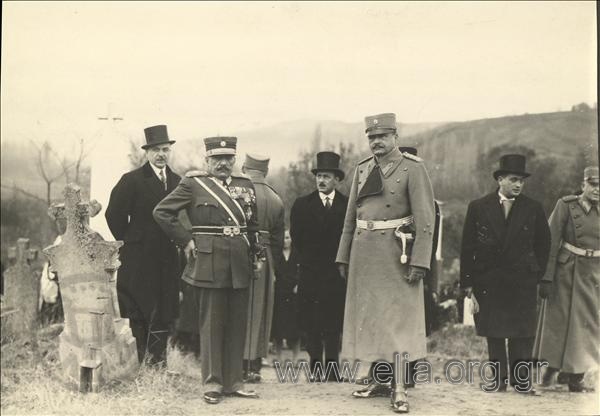 Ο υπουργός Στρατιωτικών, Γεώργιος Κονδύλης, ο Σέρβος ομόλογός του και Έλληνες επίσημοι σε ελληνικό νεκροταφείο.