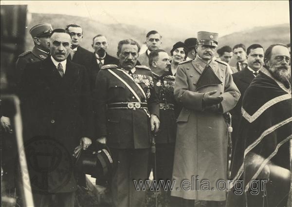 Ο υπουργός Στρατιωτικών, Γεώργιος Κονδύλης, ο Σέρβος ομόλογός του, ο Πρεσβευτής Μελάς και Έλληνες επίσημοι κατά τη διάρκεια επιμνημόσυνης δέησης σε ελληνικό νεκροταφείο.