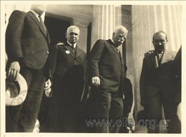 Ο Πρόεδρος της Δημοκρατίας, Αλέξανδρος Ζαΐμης, βγαίνοντας από τη Βουλή.