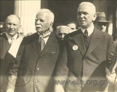 Ο Πρόεδρος της Δημοκρατίας, Αλέξανδρος Ζαΐμης, και πολιτικοί έξω από τη Βουλή.