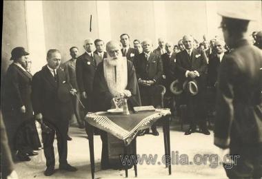 Ο Πρόεδρος της Δημοκρατίας, Αλέξανδρος Ζαΐμης, σε τελετή αγιασμού κατά τη διάρκεια της θητείας του.