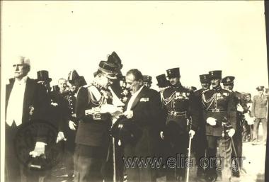 November 25, Georgios  Kondylis welcomes Georgios  II and hands him the text of proclamation that he is to address to the Greek  people.