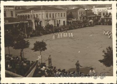 Χοροί μαθητριών κατά τον εορτασμό της επετείου της 4ης Αυγούστου.