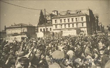 Διαδήλωση πολιτών και μελών της ΕΟΝ τις πρώτες μέρες του Ελληνοϊταλικού πολέμου.