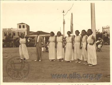 Μαθήτριες του Γυμνασίου Αγρινίου χορεύουν ελληνικούς χορούς με τον καθηγητή Βρεττό στην κεντρική πλατεία Μπέλλου.