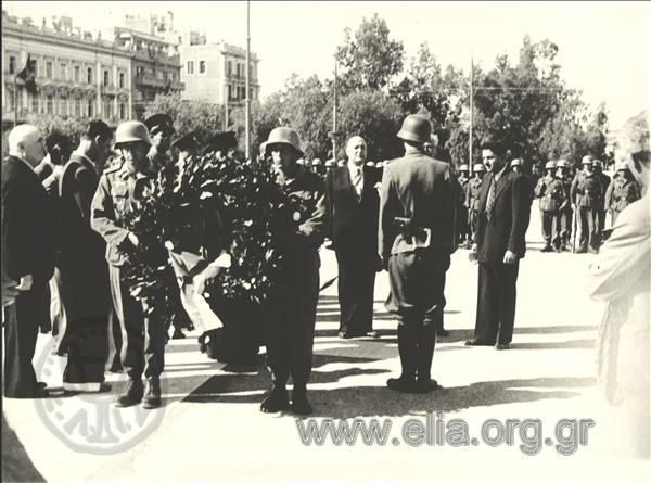 Ο δήμαρχος Αθηναίων, Γεωργάτος, στην τελετή αποχώρησης των γερμανικών στρατευμάτων κατοχής από την Αθήνα, Οκτώβριος