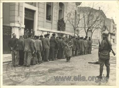 Αιχμάλωτοι ΕΛΑΣίτες συγκεντρώνονται από Βρετανούς στρατιώτες.