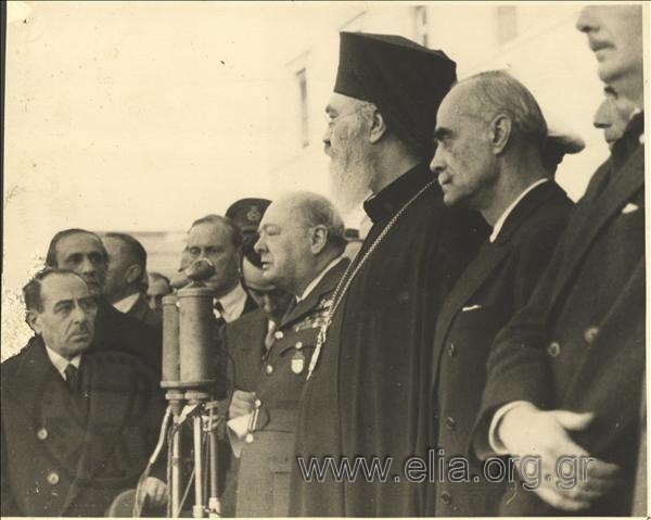 26 Δεκεμβρίου. Ορκομωσία της κυβέρνησης Ν. Πλαστήρα. Διακρίνονται ο  βρετανός πρωθυπουργός, Winston Churchill, δίπλα του ο αντιβασιλέας Δαμασκηνός και ο πρωθυπουργός Νικόλαος Πλαστήρας.