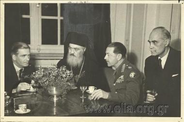 Ο Βρετανός στρατάρχης, Harold Alexander, συνομιλεί με τον Αντιβασιλέα Δαμασκηνό. Παρακολουθεί ο Νικόλαος Πλαστήρας.