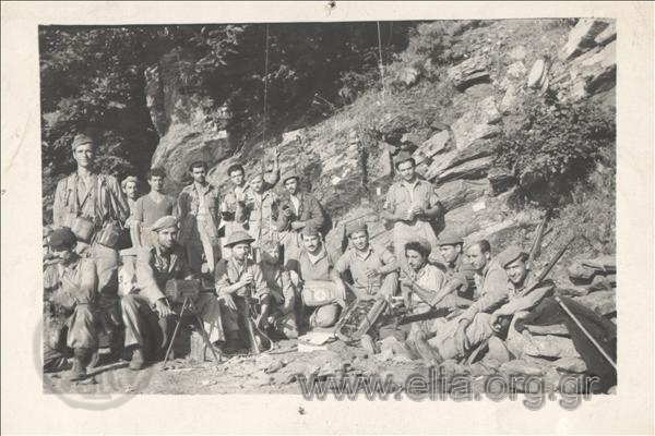 Στρατιώτες και αξιωματικοί του Εθνικού Στρατού (516 Τάγμα Πεζικού) στο σταθμό διοικήσεως Κρέσνας, μάχη Καϊμακτσαλάν.