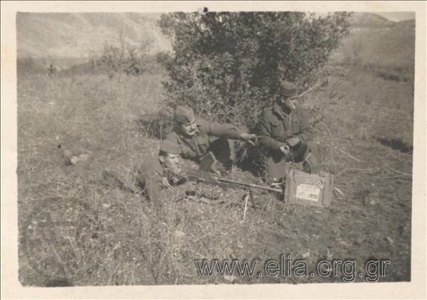 Στρατιώτες του Εθνικού Στρατού σε ενέδρα στη Ρούμελη.
