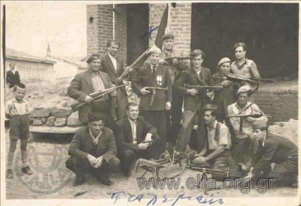 Άνδρες του Εμπορικού Φυλακείου Πτολεμαΐδος με επικεφαλής τον Πρόεδρο των Παλαιών Πολεμιστών, Θεόδωρο Βαβάρα.