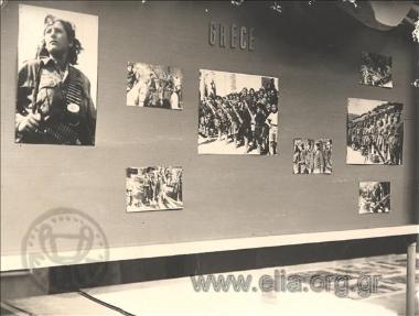 Πανώ από φωτογραφική έκθεση με φωτογραφία (-ες) του Μελετζή από τον Εμφύλιο πόλεμο.