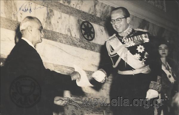 Ο πρωθυπουργός, Νικόλαος Πλαστήρας, παραδίδει στο βασιλιά Παύλο Α' το κείμενο το θρόνου.
