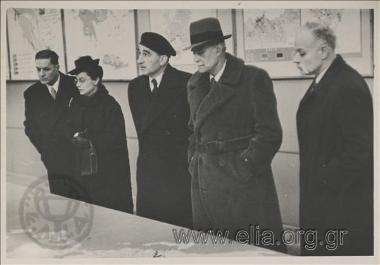 Ο πρωθυπουργός, Νικόλαος Πλαστήρας, επισκέπτεται έκθεση.