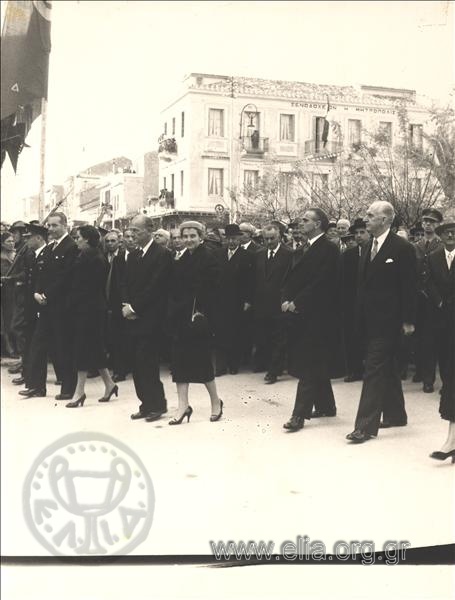 Ο Κωνσταντίνος Καραμανλής, ο Ανδρέας Παπανδρέου, ο Παναγιώτης Κανελλόπουλος και πολιτικοί σε επίσημη τελετή.
