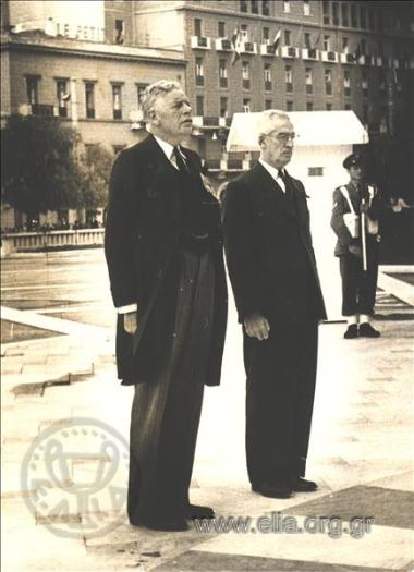 The ambassador of Great Britain, Sir Charles Peake, laying a wreath at the Tomb of the Unknown Soldier on the occasion of the celebration of the Day of the Dead.