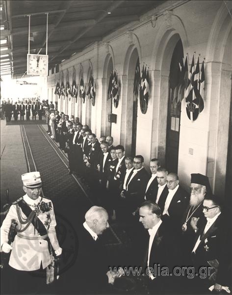 Ο βασιλιάς Παύλος Α' και η πολιτική ηγεσία υποδέχονται τον πρόεδρο της Ομοσπονδιακής Δημοκρατίας της Γερμανίας, Heuss, στο σταθμό Λαρίσσης.