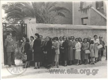 Women voting for the first time at an election (for the office of mayor).