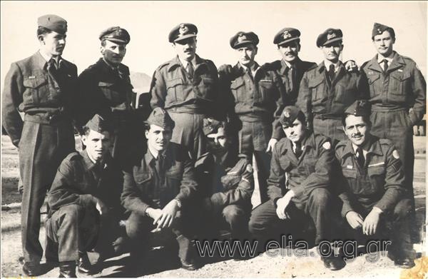 Έλληνες αεροπόροι που επέστρεψαν από τον πόλεμο στην Κορέα.