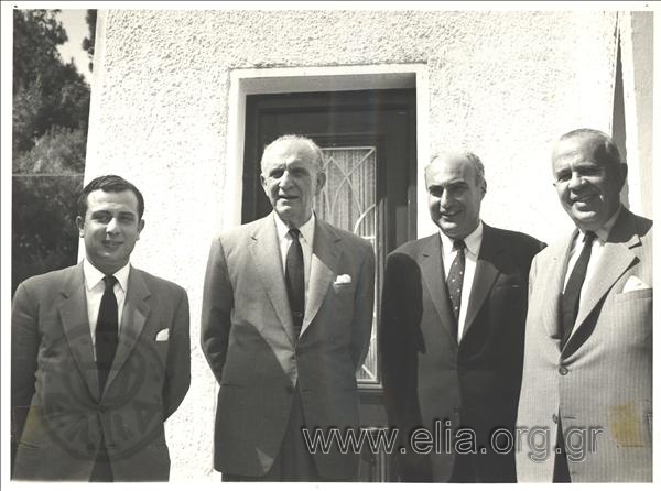 Ο Πρωθυπουργός Γεώργιος Παπανδρέου με τους υπουργούς Εξωτερικών Ελλάδας και Κύπρου, Σταύρο Κωστόπουλο και Σπύρο Κυπριανού και τον Πρεσβευτή της Κύπρου, Κρανιδιώτη κατά τη συνάντησή τους στο Καστρί.