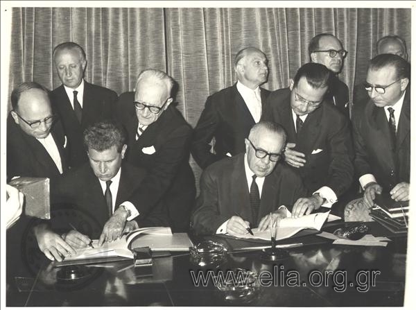 Υπογραφή συμφώνου μεταξύ Ελλάδας και Βουλγαρίας από τους υπουργούς εξωτερικών, Σταύρο Κωστόπουλο και Ιβάν Μπάσσεφ. (9 Ιουλίου)
