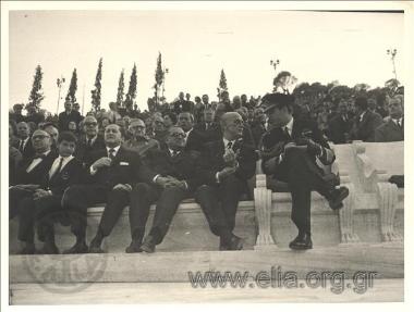 Οι Δημήτριος Ράλλης, Γρηγόρης Κασιμάτης, Παναγιώτης Κανελλόπουλος και ο βασιλιάς Κωνσταντίνος Β' σε εκδηλώση στο Παναθηναϊκό Στάδιο.