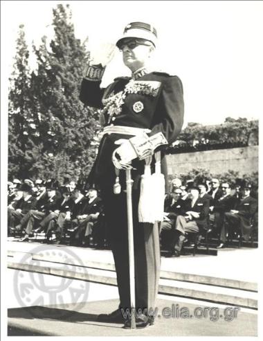 Ο αντιβασιλέας Γεώργιος Ζωιτάκης παρακολουθεί τελετή από το μνημείο του Άγνωστου Στρατιώτη.