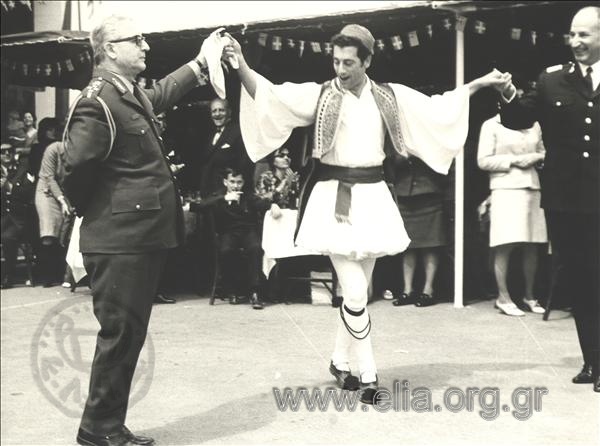 Ο αντιβασιλέας Γεώργιος Ζωιτάκης χορεύει σε εκδήλωση του Στρατού.