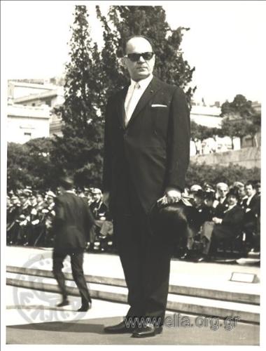 Ο Γεώργιος Παπαδόπουλος παρακολουθεί επίσημη τελετή (παρέλαση στρατευμάτων;) από το Μνημείο του Αγνώστου Στρατιώτη.