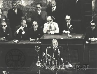 Ο Γεώργιος Παπαδόπουλος μιλά στη Βουλή.