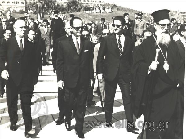 Ο Γεώργιος Παπαδόπουλος, ο Στυλιανός Παττακός και ο Αρχιεπίσκοπος Ιερώνυμος σε τελετή στην Πλατεία Ελευθερίας (λεωφόρος Βασιλίσσης Σοφίας).