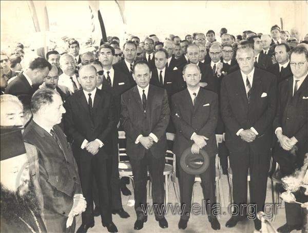 Ο πρωθυπουργός Γεώργιος Παπαδόπουλος και μέλη της κυβερνήσεως στην τελετή θεμελίωσης του ατμοηλεκτρικού εργοστασίου της ΔΕΗ.